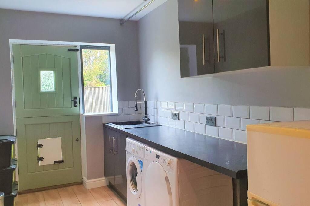 5 Bed, 2 Bath Home + Terrace, Garden & Parking Swindon Exterior photo