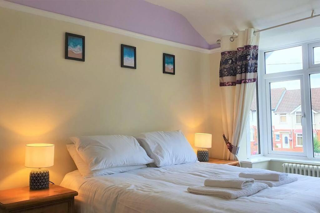 5 Bed, 2 Bath Home + Terrace, Garden & Parking Swindon Exterior photo