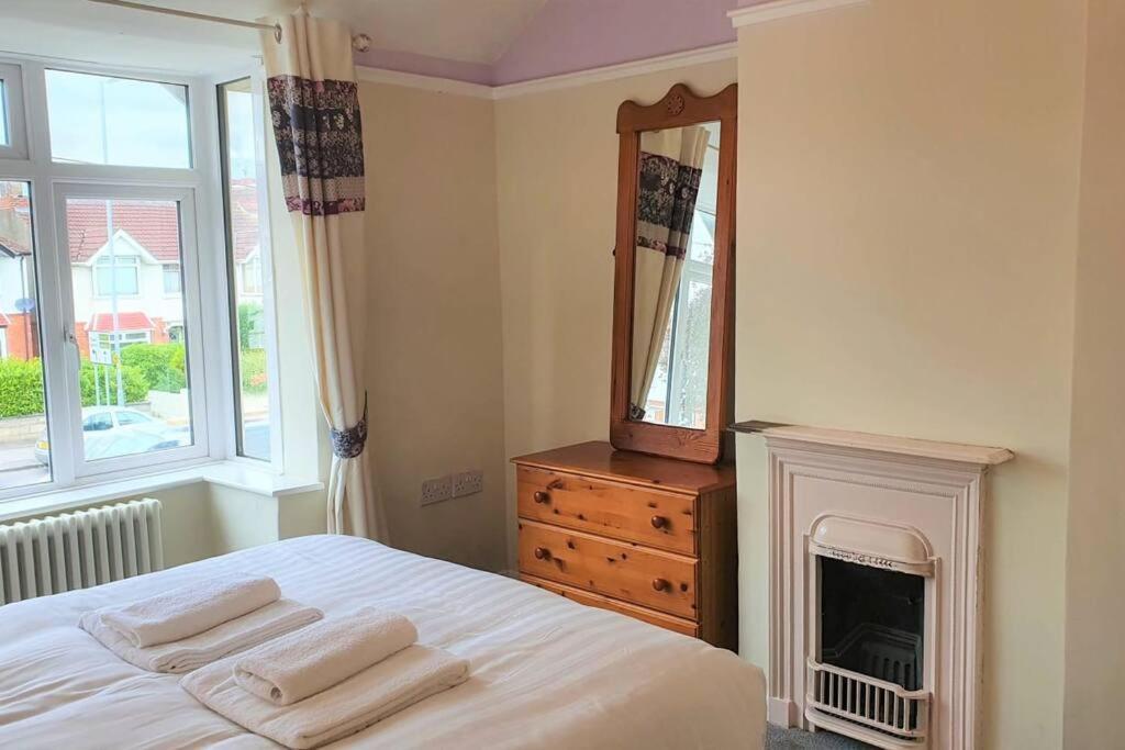 5 Bed, 2 Bath Home + Terrace, Garden & Parking Swindon Exterior photo