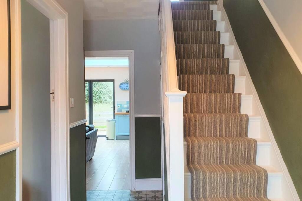 5 Bed, 2 Bath Home + Terrace, Garden & Parking Swindon Exterior photo